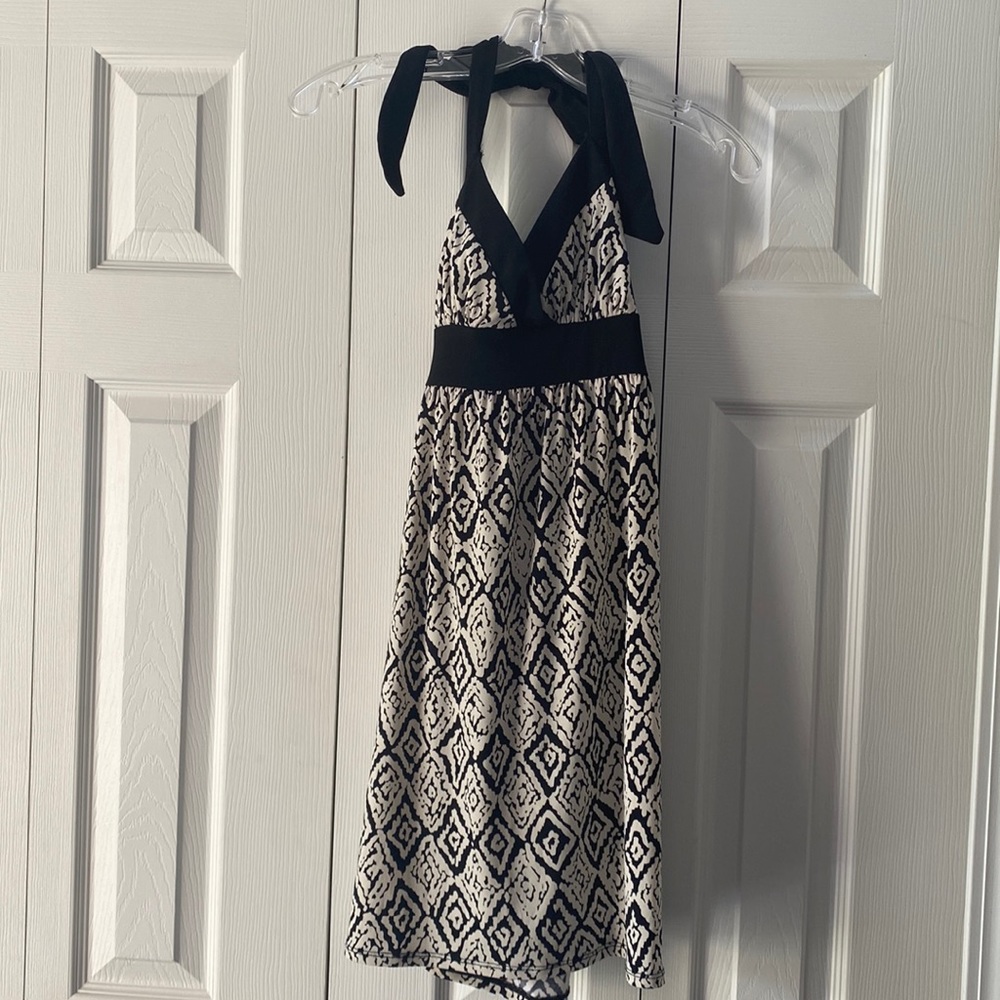 Black & Cream Aztec print dress with tie neck, open back and tie sz S